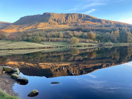 A picturesque lake with rolling hills, demonstrating accessible outdoor destinations